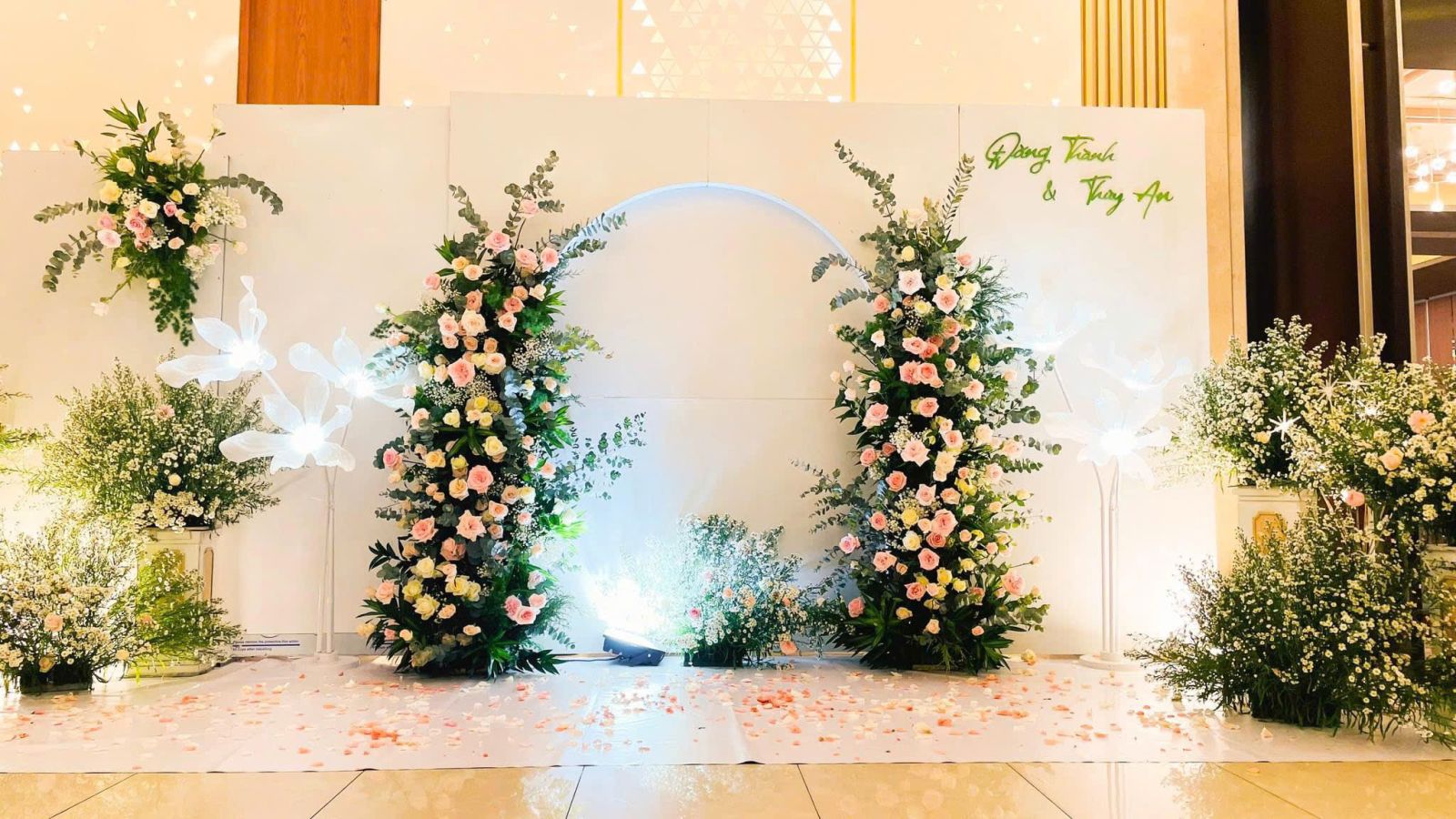 trang trí tiệc cưới bình dương